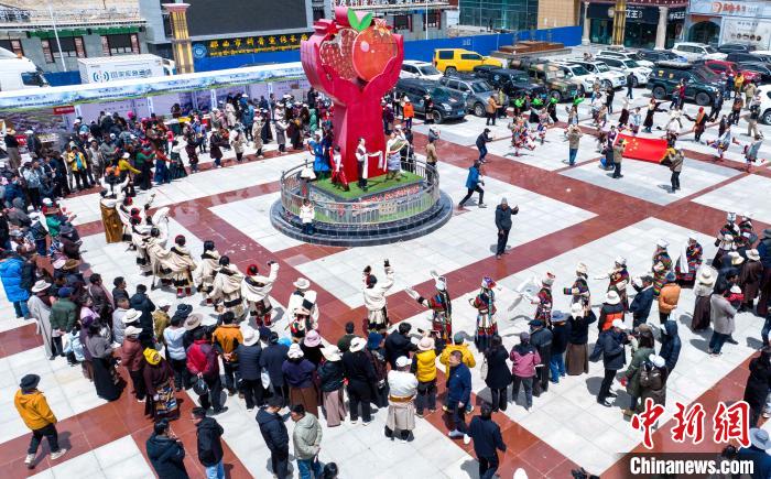 圖為“極地那曲 天際之旅”2023西藏那曲“中國旅游日”音樂美食嘉年華活動現(xiàn)場。　那曲市文化和旅游局供圖