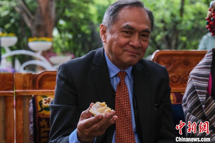 菲律賓駐華大使吉米·阿德里亞諾·弗洛克魯茲品嘗卡塞?！〗w波 攝