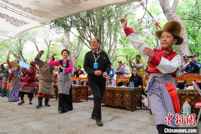 英國籍嘉賓柯馬凱(Michael Crook)加入鍋莊舞隊伍?！〗w波 攝