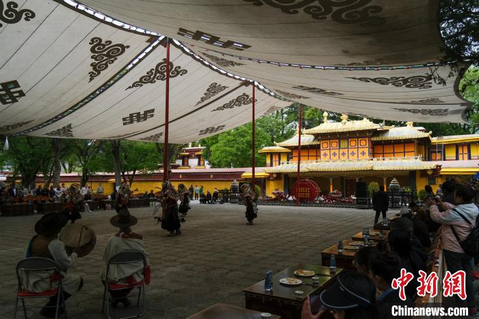 圖為當日拉薩羅布林卡?！〗w波 攝