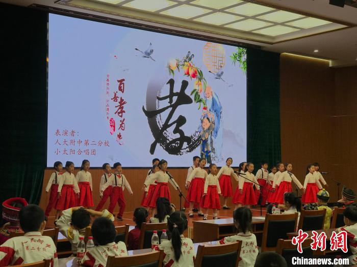 圖為中國(guó)人民大學(xué)附屬中學(xué)第二分校的小朋友們合唱。　陳建新 攝
