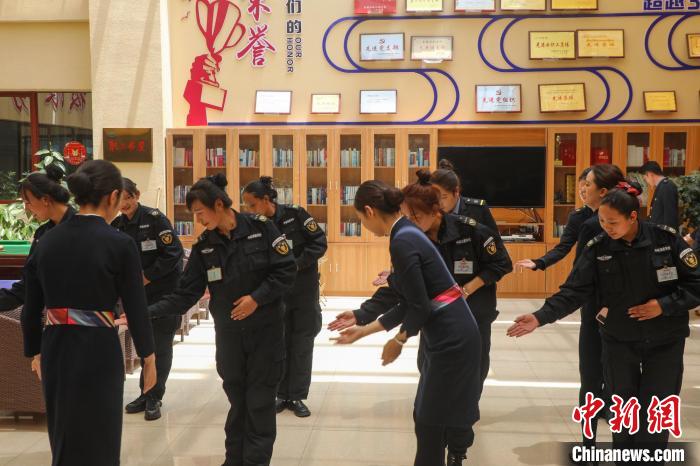 日喀則火車站客運(yùn)人員學(xué)習(xí)服務(wù)禮儀?！《飞降?攝