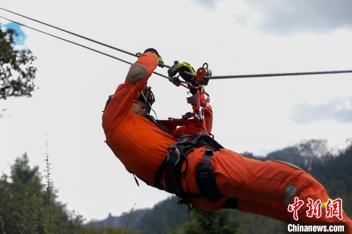 圖為消防員開展斜向救援訓練。　吳蕾蕾 攝