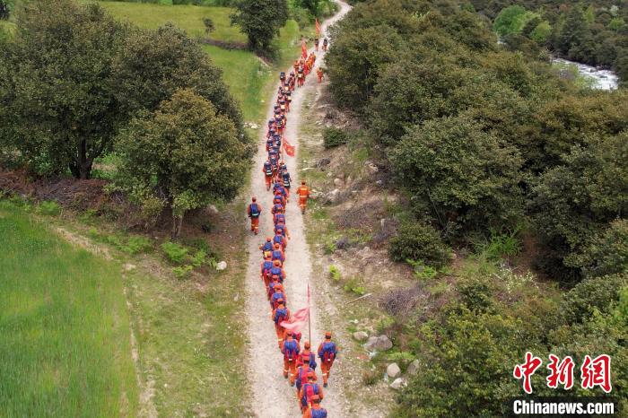 圖為西藏林芝森林消防員穿越山林。　馮怡凡 攝