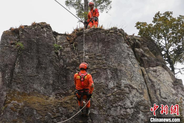 圖為消防員開展崖壁滑降訓練?！抢倮?攝