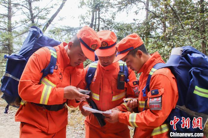 圖為消防員開展野外按圖行進訓練?！抢倮?攝