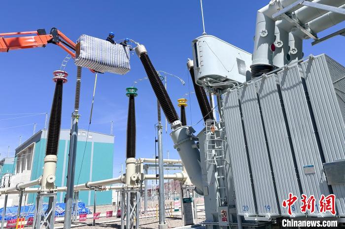 國網(wǎng)西藏電力組織檢修人員對設(shè)備進行全面體檢。　國網(wǎng)西藏電力有限公司 供圖