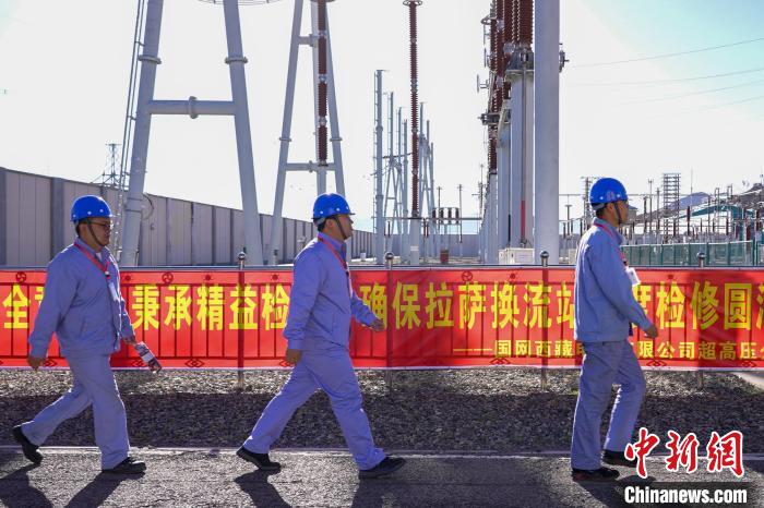 圖為檢修現(xiàn)場。　國網(wǎng)西藏電力有限公司 供圖