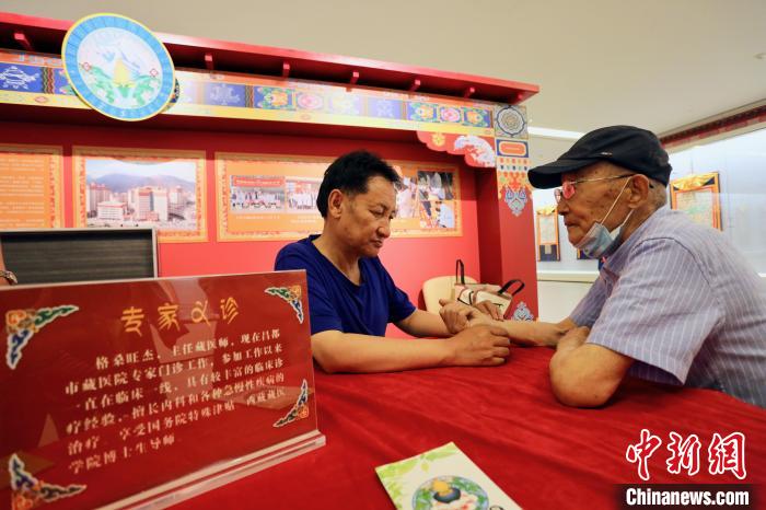 “藏韻瑰寶”藏醫(yī)四部醫(yī)典唐卡珍品展在天津美術(shù)館展出，展覽現(xiàn)場(chǎng)藏醫(yī)專家義診受歡迎?！⒖∩n 攝