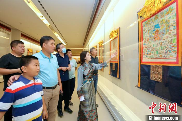 “藏韻瑰寶”藏醫(yī)四部醫(yī)典唐卡珍品展現(xiàn)場(chǎng)?！⒖∩n 攝