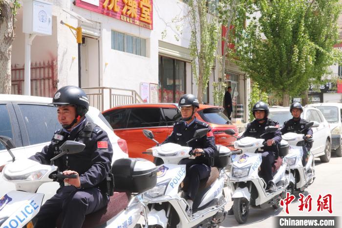 民警騎著電瓶車(chē)在轄區(qū)巡邏走訪(fǎng)?！↑S創(chuàng)偉 攝