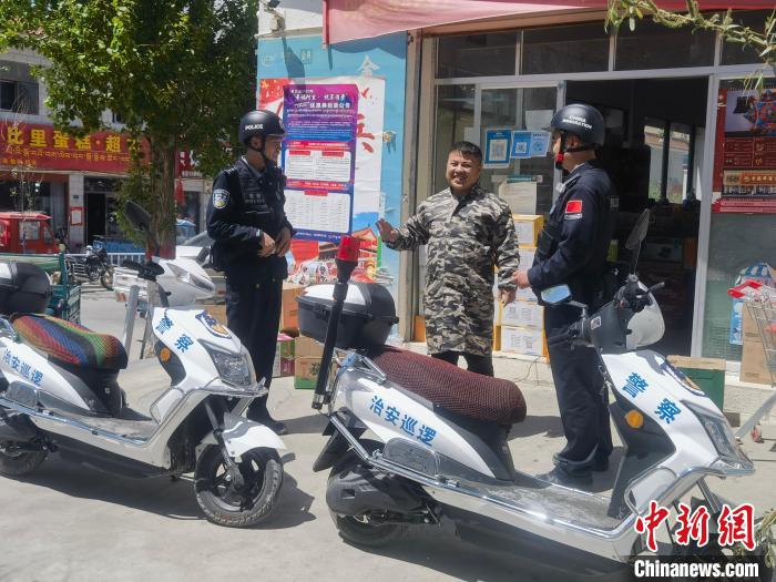 民警對(duì)轄區(qū)商鋪進(jìn)行走訪(fǎng)排查?！↑S創(chuàng)偉 攝