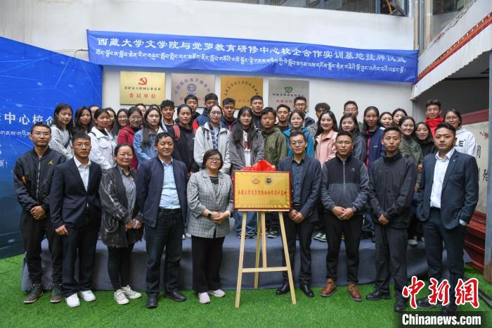 圖為揭牌儀式上合影?！∝暩聛硭?攝