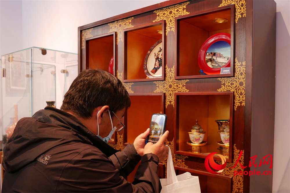 觀眾正在用手機(jī)拍攝展品。人民網(wǎng) 韋衍行攝
