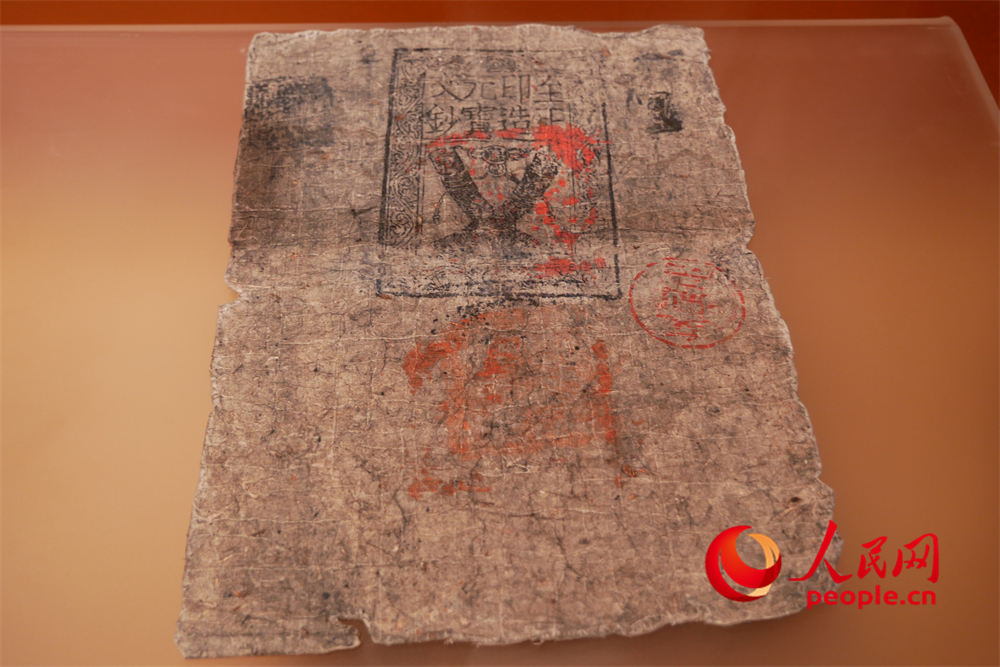 中統(tǒng)元寶交鈔（復(fù)制件）。人民網(wǎng) 韋衍行攝