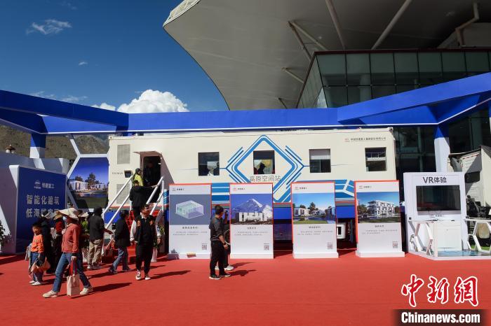 展覽現(xiàn)場，觀眾體驗裝配式增壓增氧建筑?！~ 攝