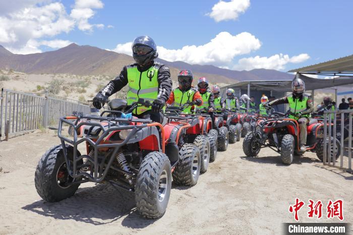 圖為比賽選手途經扎囊沙漠公園?！∮文恋厍蚬﹫D