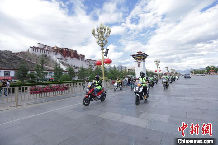 圖為比賽選手途經布達拉宮?！∮文恋厍蚬﹫D