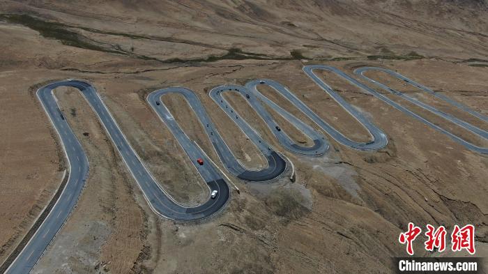 圖為騎手前往珠峰大本營(yíng)途經(jīng)108道拐。　游牧地球供圖