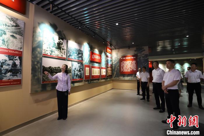 圖為西藏航空一行在臨沂市孟良崮戰(zhàn)役紀念館開展主題教育活動。　姜博 攝