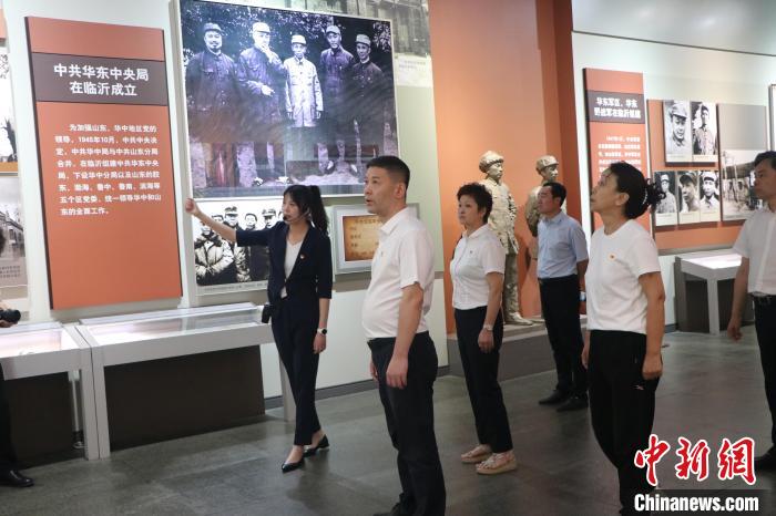 圖為西藏航空一行在臨沂市沂蒙革命紀念館開展主題教育活動?！〗?攝