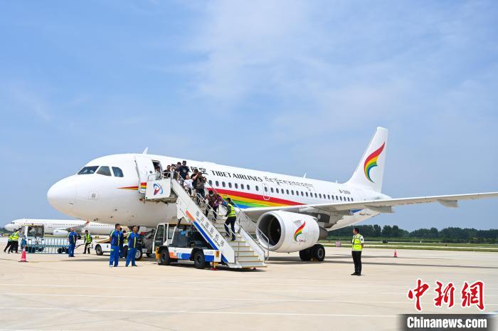 圖為旅客抵達機場?！≮w朗 攝