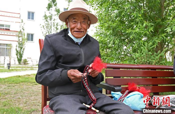 圖為曲松縣特困人員集中供養(yǎng)中心老人在做傳統(tǒng)手工編織。　趙朗 攝