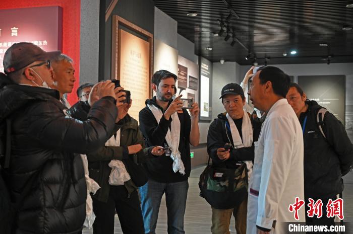 圖為中外媒體采訪西藏自治區(qū)藏醫(yī)院相關(guān)負(fù)責(zé)人?！≮w朗 攝