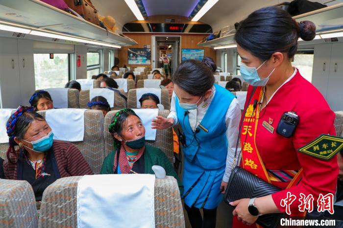 農(nóng)牧民乘坐高原復(fù)興號(hào)動(dòng)車(chē)組出行?！≈軔傁?攝