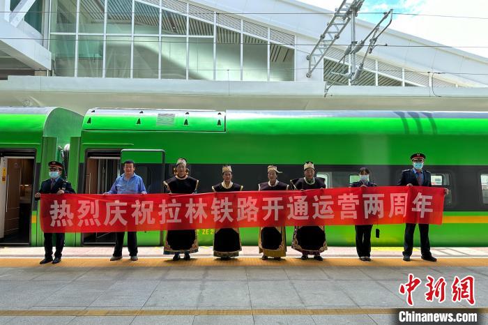 中國(guó)鐵路青藏集團(tuán)有限公司慶祝拉林鐵路開(kāi)通運(yùn)營(yíng)兩周年?！±詈Ｐ?攝