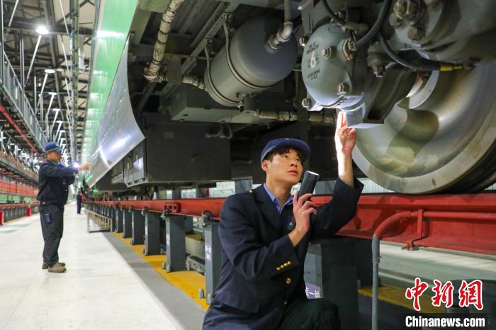 圖為工作人員檢查高原復(fù)興號(hào)。　周悅翔 攝