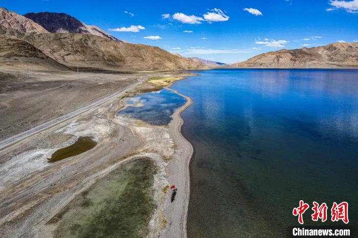 班公湖又稱措木昂拉仁波，藏語意為“長脖子天鵝”?！↓埿▲P 攝
