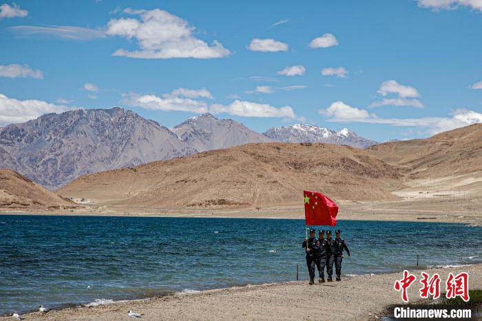 班公湖邊境派出所民警巡邏在班公湖畔?！↓埿▲P 攝