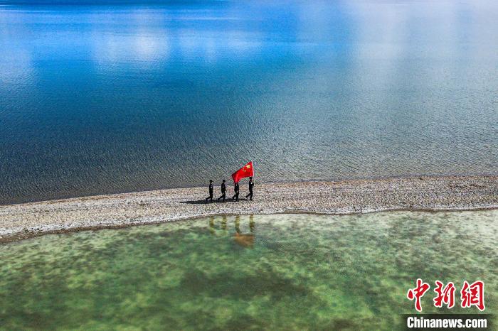 班公湖巡邏現(xiàn)場(chǎng)?！↓埿▲P 攝