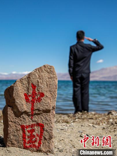 班公湖畔的“中國”標(biāo)記。　龍小鳳 攝
