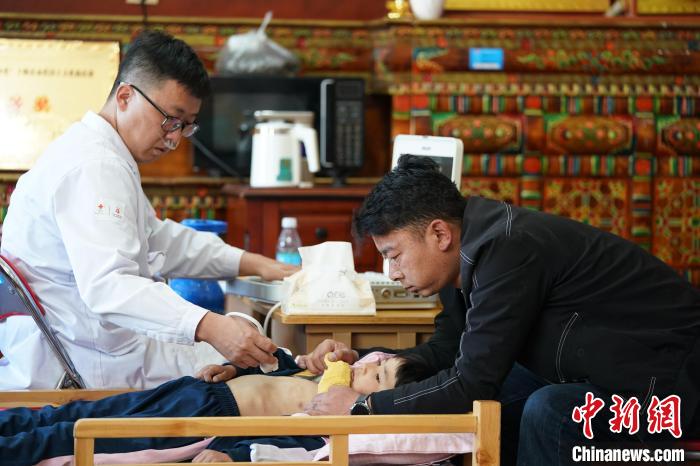 6月27日，西藏康馬縣雙語幼兒園的孩子參加先心病篩查?！√K丹 攝