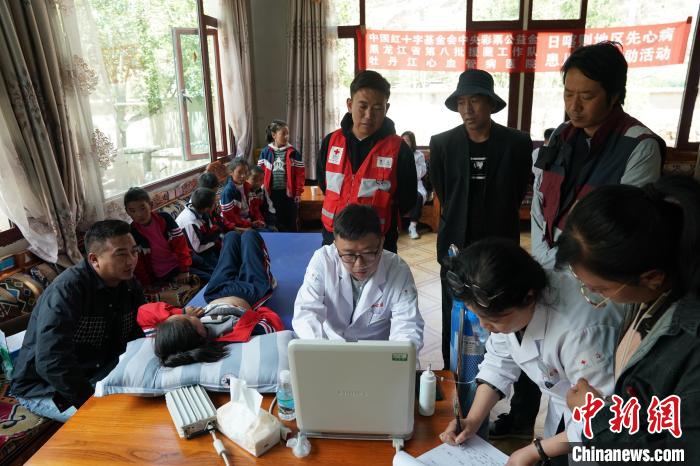 6月27日，西藏康馬縣少崗鄉(xiāng)中心小學的孩子參加先心病篩查。　蘇丹 攝