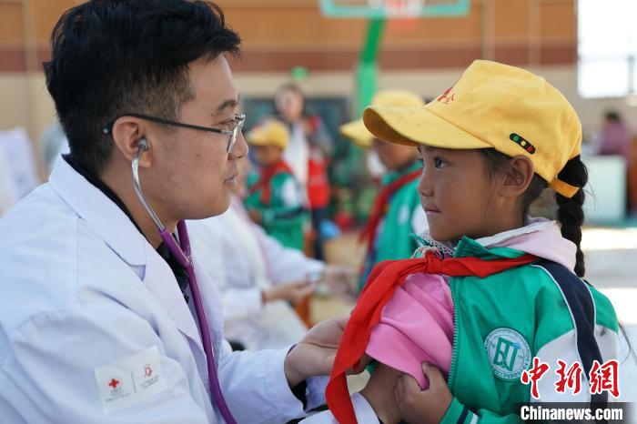 6月27日，西藏康馬縣南尼鄉(xiāng)中心小學的孩子參加先心病篩查?！√K丹 攝
