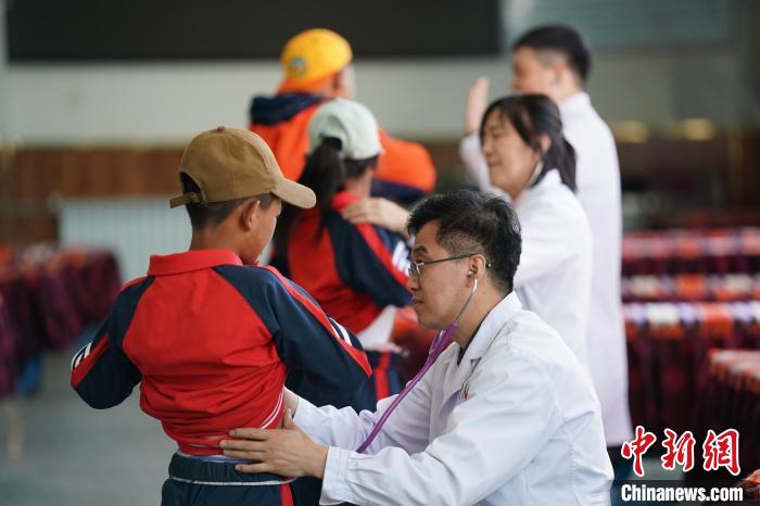 6月26日，西藏日喀則特校的孩子參加先心病篩查?！√K丹 攝