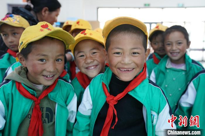 6月27日，西藏康馬縣南尼鄉(xiāng)中心小學的孩子參加先心病篩查?！√K丹 攝