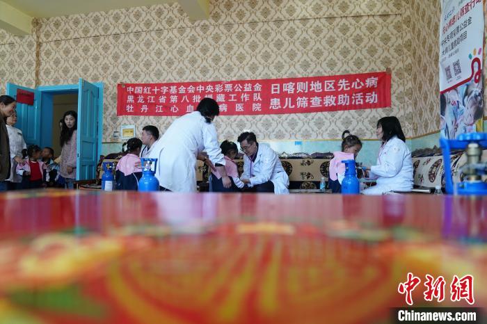 6月27日，西藏康馬縣雙語幼兒園的孩子參加先心病篩查?！√K丹 攝