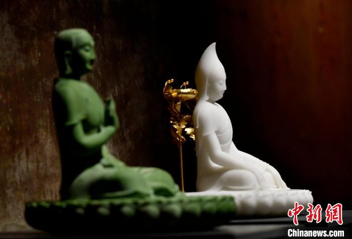 圖為展覽中圍繞西藏歷史與傳統(tǒng)創(chuàng)作的雕塑作品。　李林 攝