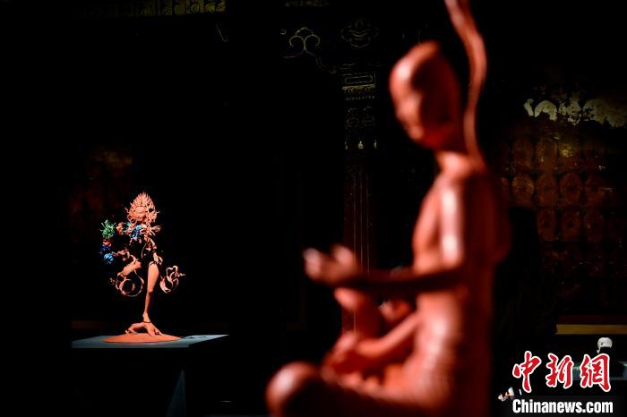 圖為展覽中圍繞西藏歷史與傳統(tǒng)創(chuàng)作的雕塑作品?！±盍?攝