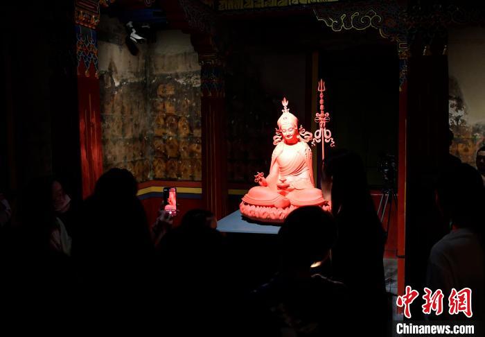 圖為觀眾正在欣賞展覽中的雕塑作品?！±盍?攝