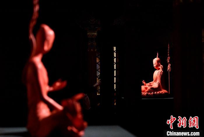 圖為展覽中圍繞西藏歷史與傳統(tǒng)創(chuàng)作的雕塑作品?！±盍?攝