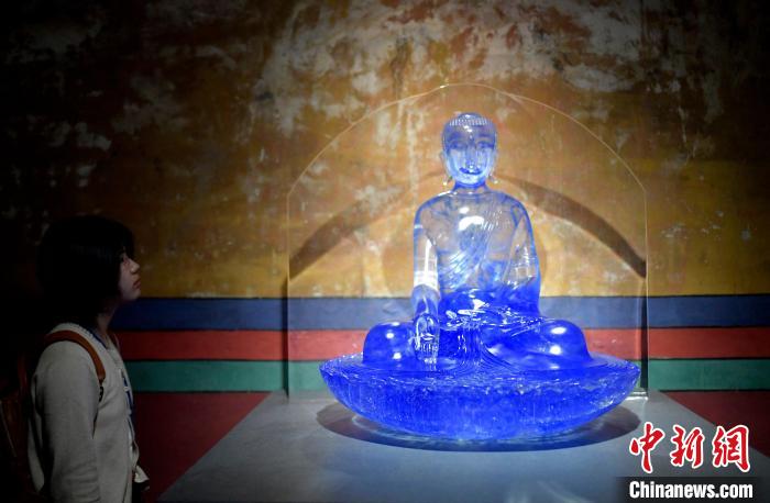 圖為觀眾正在欣賞展覽中的雕塑作品?！±盍?攝