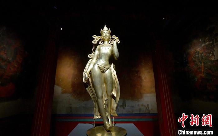 圖為展覽中圍繞西藏歷史與傳統(tǒng)創(chuàng)作的雕塑作品《八萬四千年》。　李林 攝