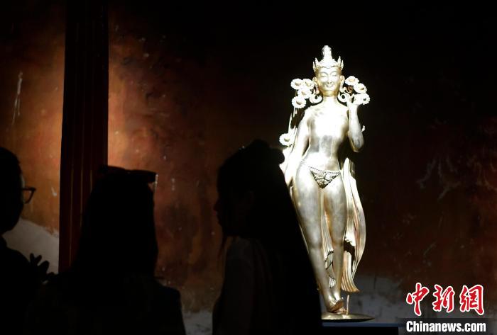 圖為觀眾正在欣賞展覽中的雕塑作品《八萬四千年》?！±盍?攝