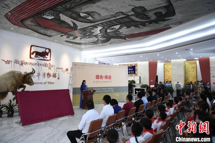 圖為《曙光·偉業(yè)——五四運(yùn)動(dòng)與中國(guó)共產(chǎn)黨的成立》“七一”特展開幕儀式現(xiàn)場(chǎng)。　貢嘎來(lái)松 攝