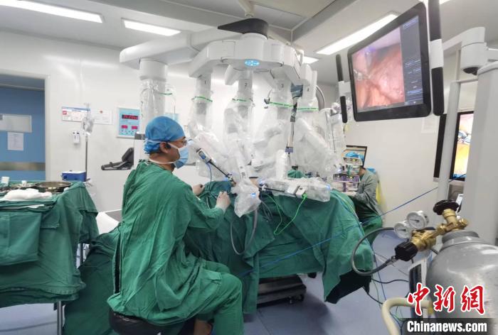 圖為援藏主任郝一昌協(xié)助進(jìn)行達(dá)芬奇機(jī)器人手術(shù)。　西藏自治區(qū)人民醫(yī)院供圖